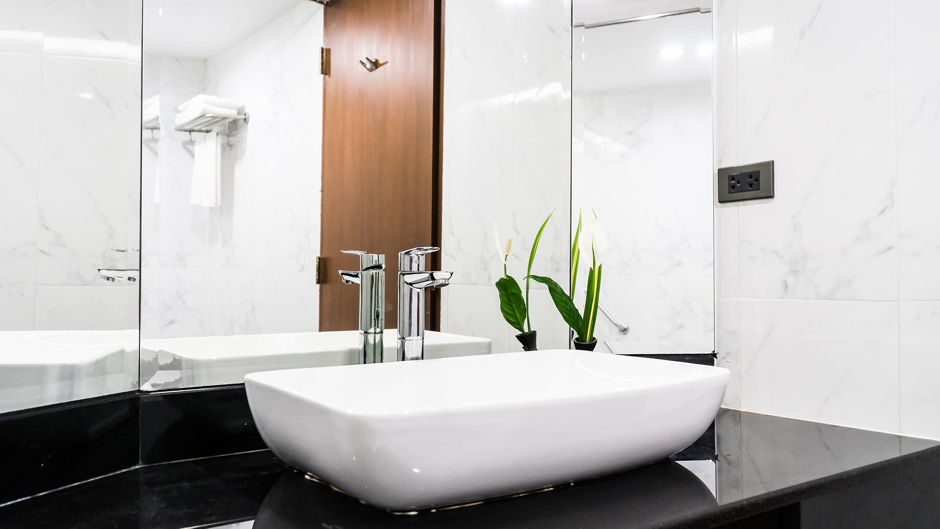 veliko ogledalo u kupatilu